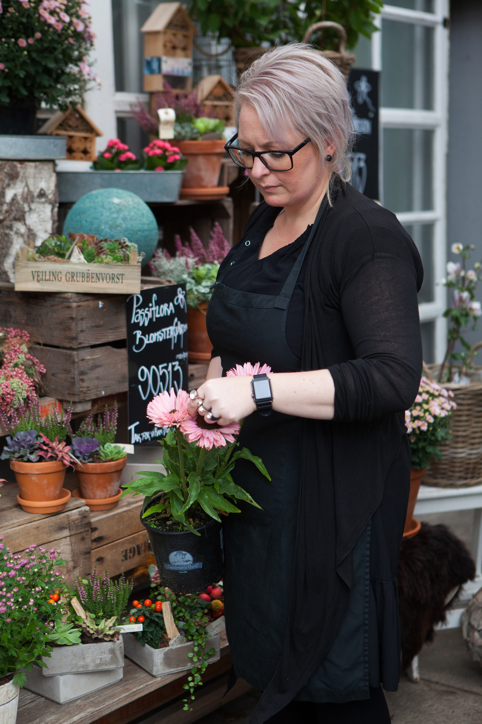 Line arrangerer evighedsbuket i stor vase.