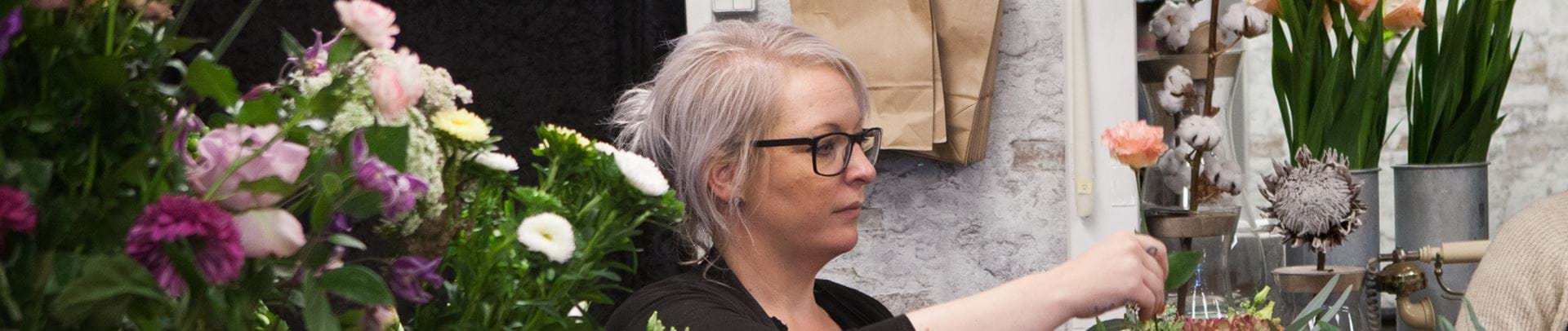 Dorthe og Line binder buketter i butikken